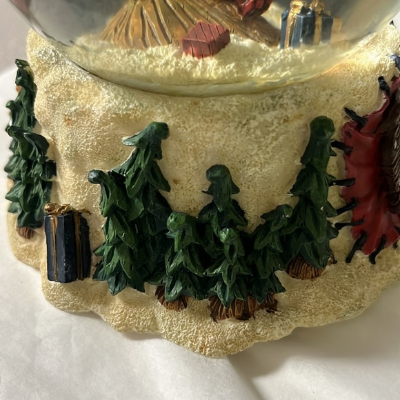 Vintage Snow Globe Her Cones Santa. Claus Christmas Music Box Jingle Bell Tune - Picture 5 of 7